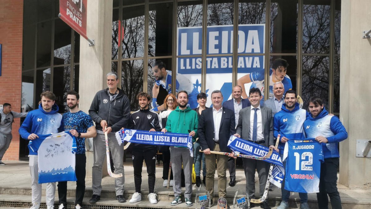 Duch, amb el regidor Ignasi Amor i els representants d’alguns dels quinze clubs adherits.