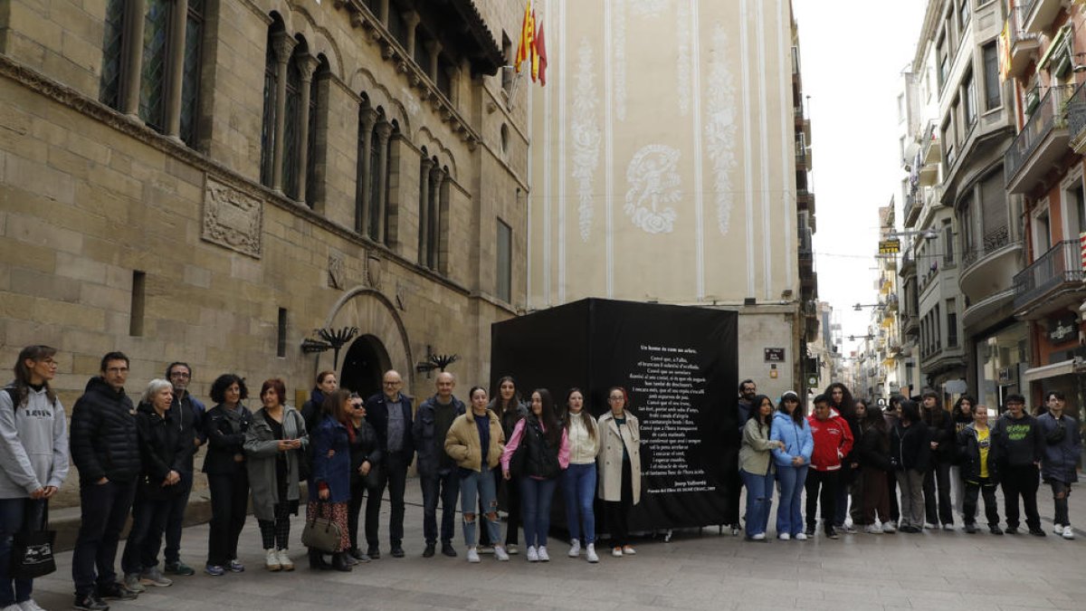 Profesores y alumnos de la Escola d’Art Leandre Cristòfol, en el estreno ayer de la instalación dedicada a Josep Vallverdú en la plaza Paeria.