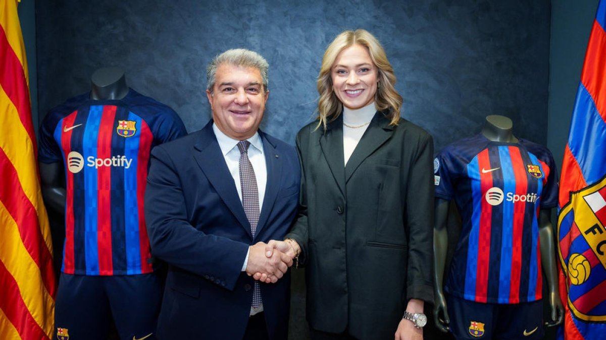 Fridolina Rolfö, ahir al costat del president Joan Laporta.