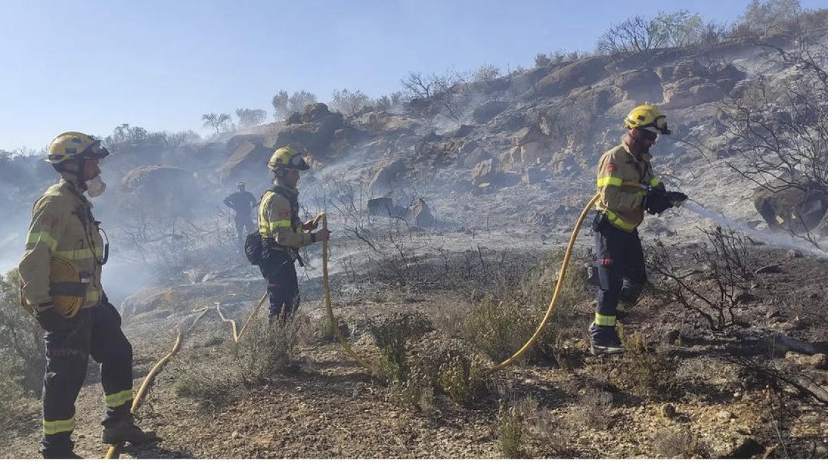 Bomberos en el incendio de L’Albagés. 