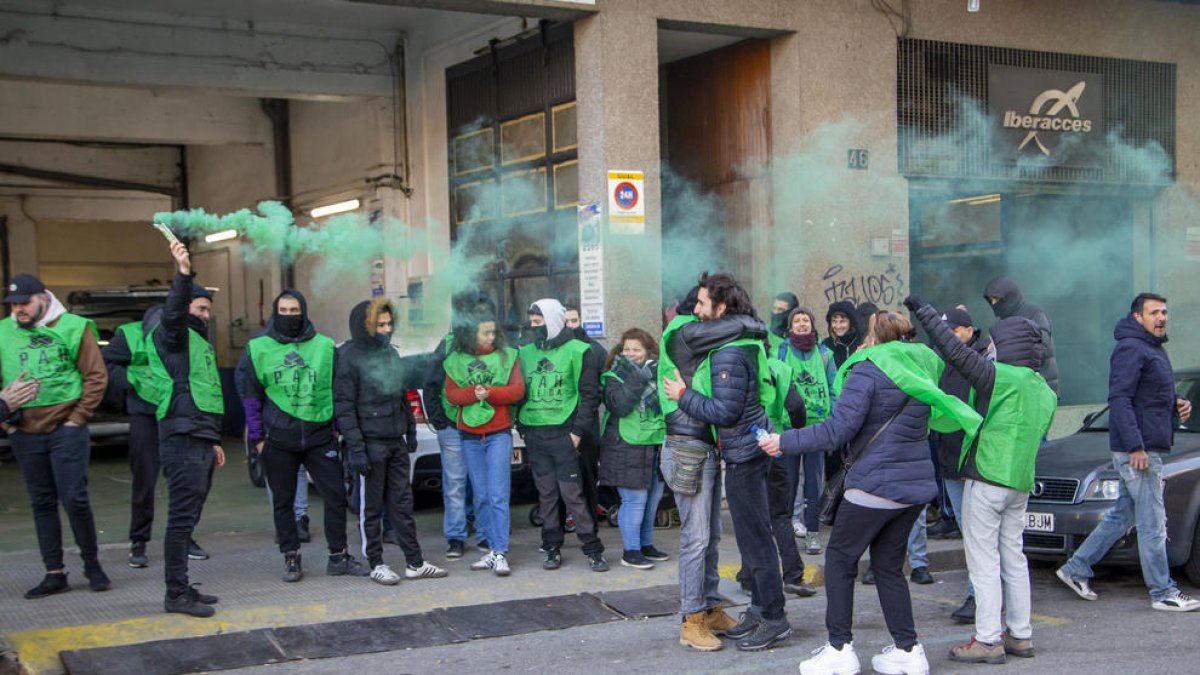 La PAH paralitza un desnonament al carrer Paer Casanovas