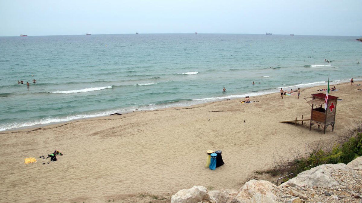 Vista de l'indret de la platja del Miracle de Tarragona, on va aparèixer el cos sense cames i braços arrossegat pel mar