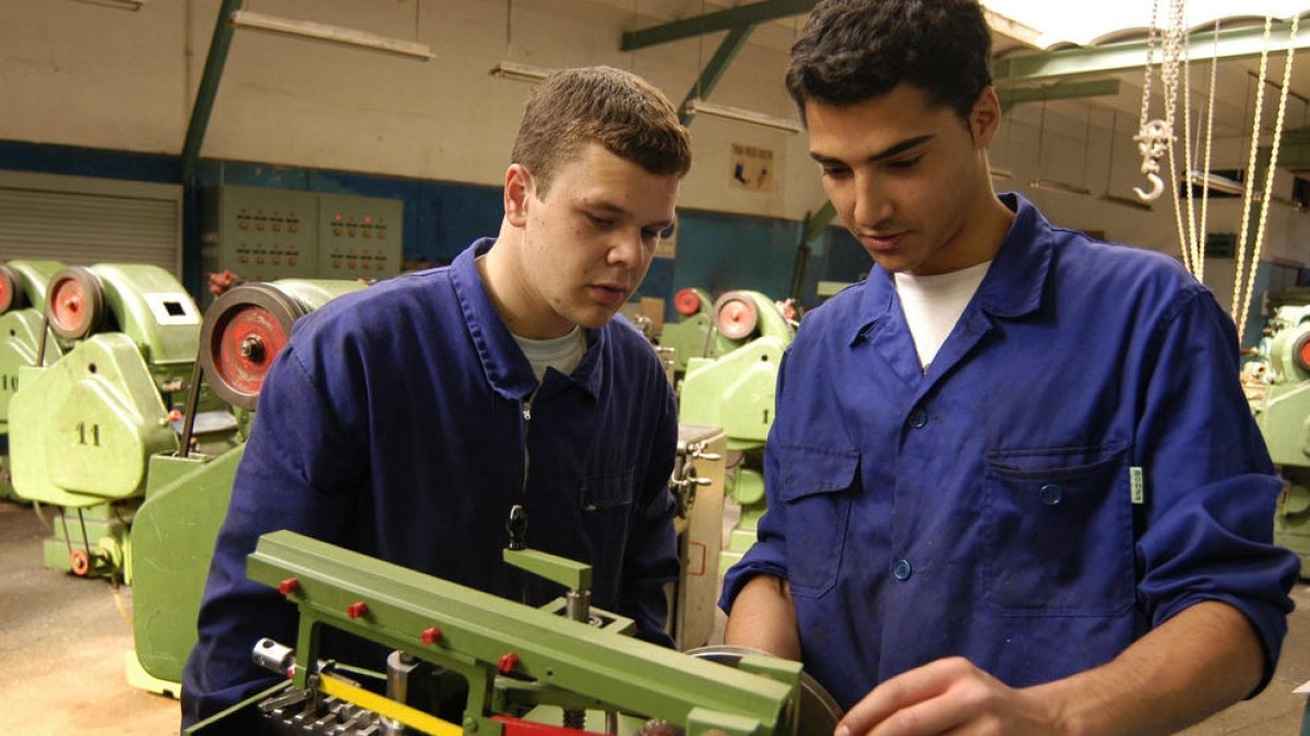 Dos jóvenes formándose para favorecer su inserción en el mundo laboral.