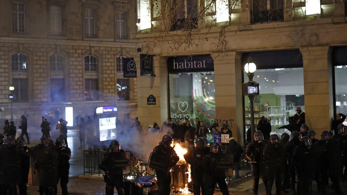 Els carrers de París van tornar a ser l’escenari ahir de noves protestes contra la reforma de Macron.