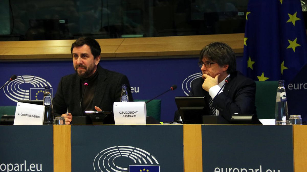 Toni Comín i Carles Puigdemont al Parlament Europeu el 7 de novembre.