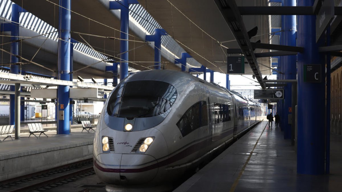 Imatge d’arxiu d’un tren AVE arribant a l’estació de Lleida.