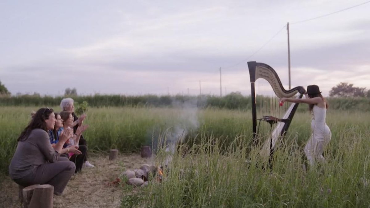 La arpista leridana compite con una velada musical al aire libre.