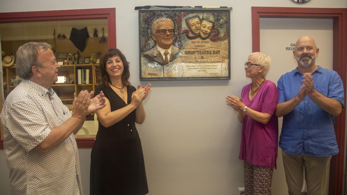 Descubrimiento del mural con familiares del homenajeado. 