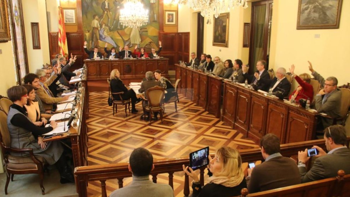 El moment de la votació del pressupost de la Diputació de Lleida.