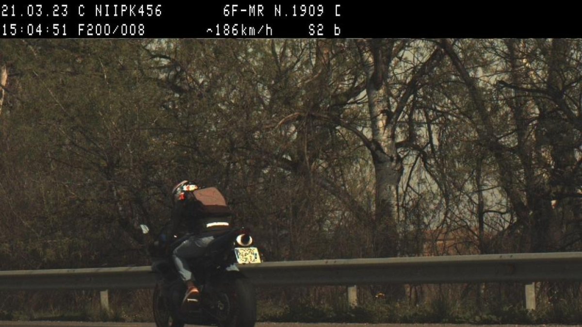 Imatge de la motocicleta en plena infracció.