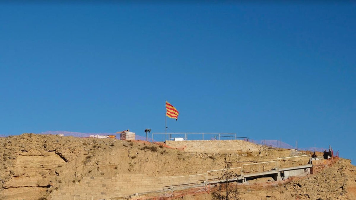 Les obres al mirador turístic d’Aitona que havien d’estar acabades i s’han quedat a mitges.