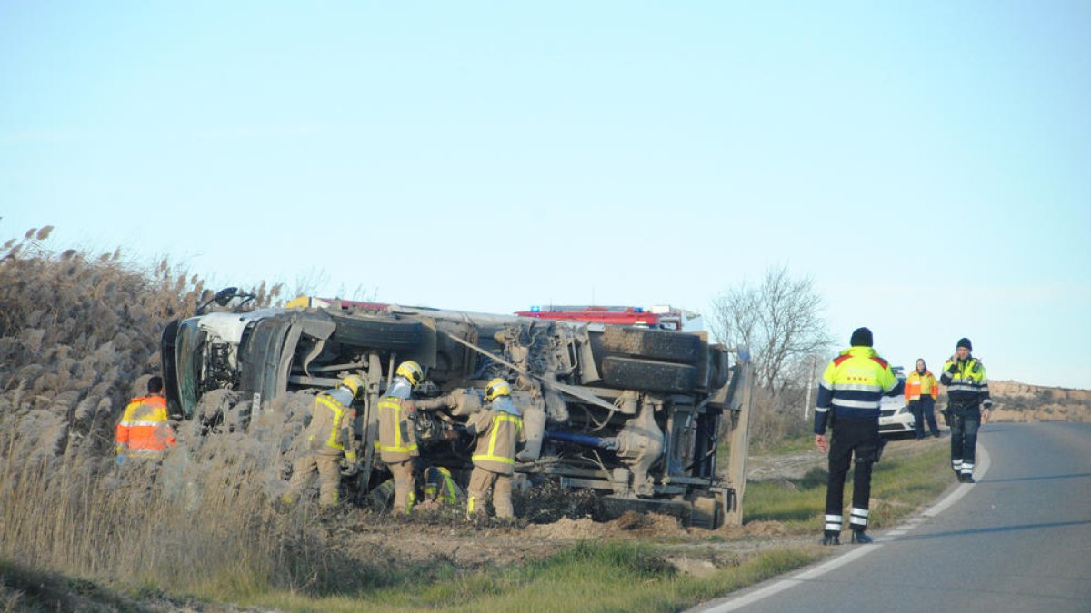 L’accident va ocórrer a les 16.15 hores i el camió va bolcar lateralment.