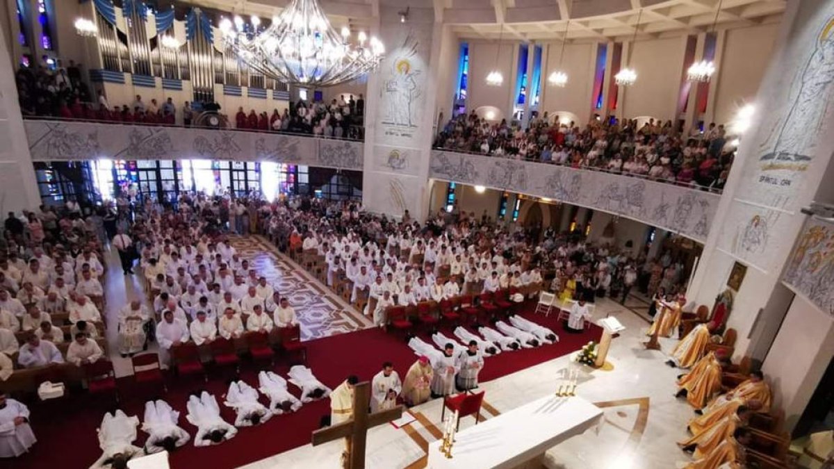 El bisbe de Lleida assisteix a una cerimònia d'ordenació a Romania