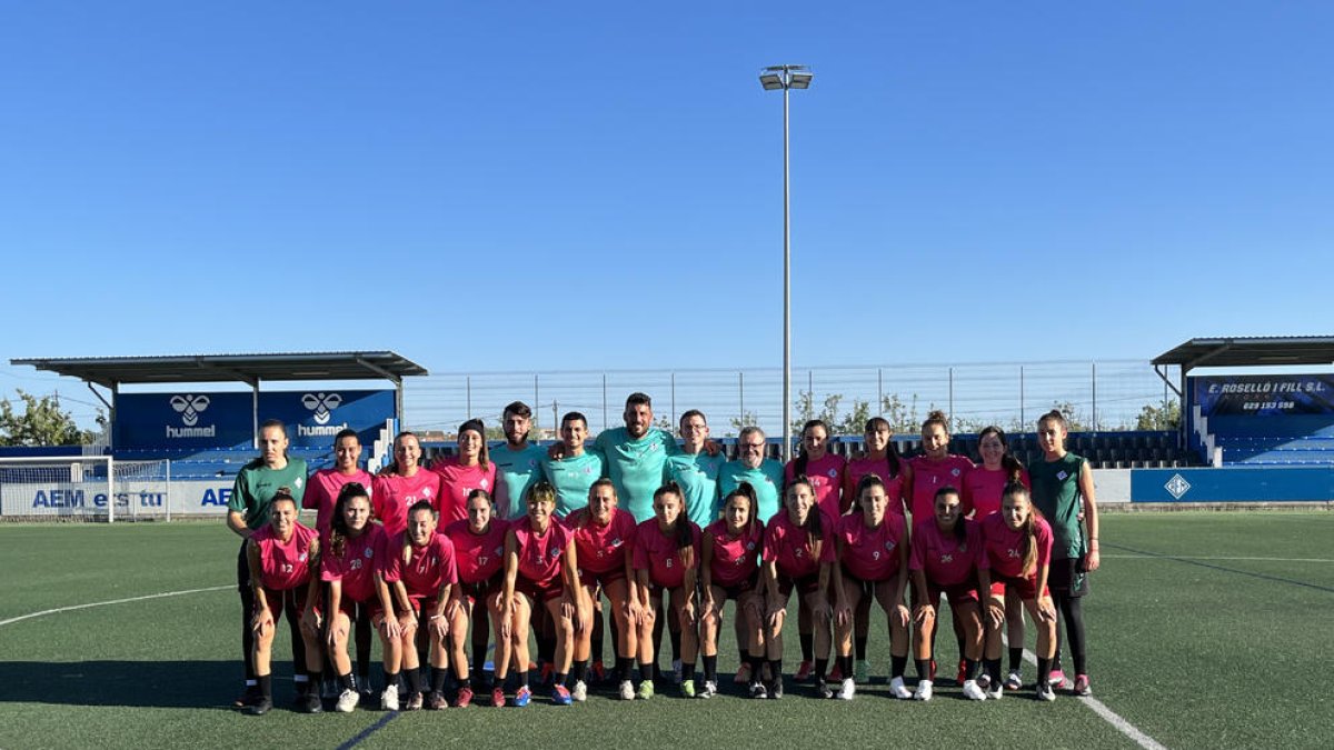 Foto de grup de les jugadores que van arrancar ahir la pretemporada sota la direcció de Rubén López.