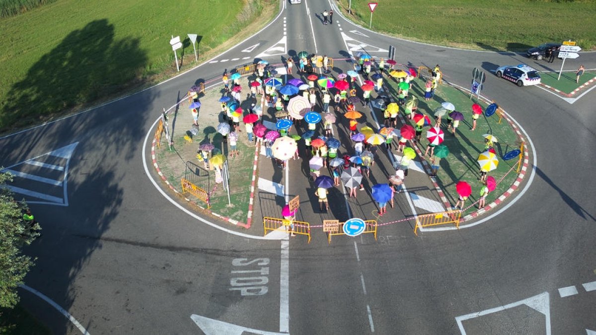 Els manifestants, amb paraigües de colors per exigir més seguretat a l’encreuament mortal de la C-53.