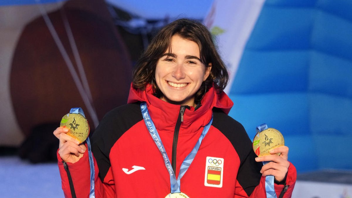 Laia Sellés posa con las tres medallas conquistadas en el Festival Olímpico de la Juventud.