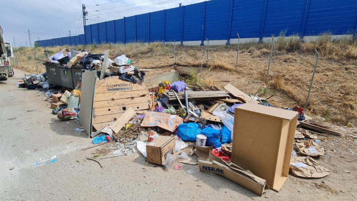 Uno de los vertidos ilegales de basura que el PSC ha pedido limpiar. 