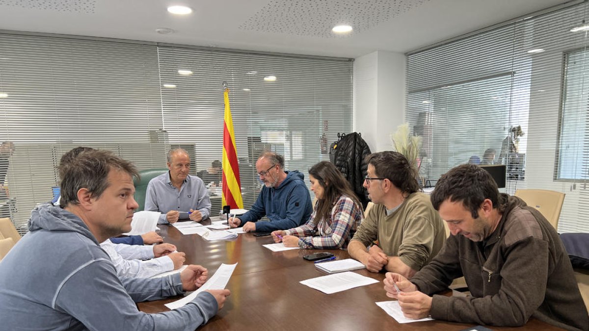 Reunió del grup de treball de pagesia extensiva del Pallars Sobirà amb el president del Consell Comarcal, Carlos Isus.