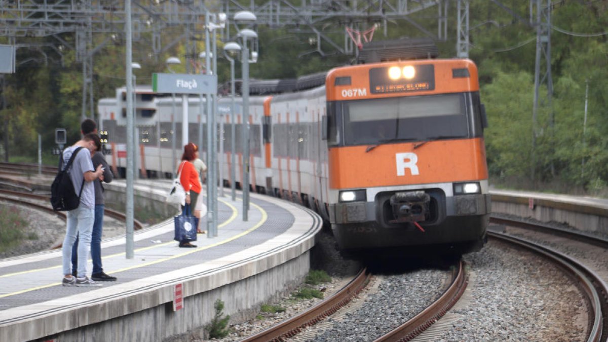 Imagen de un convoy de Rodalies, un servicio que sigue en el centro de la polémica. 