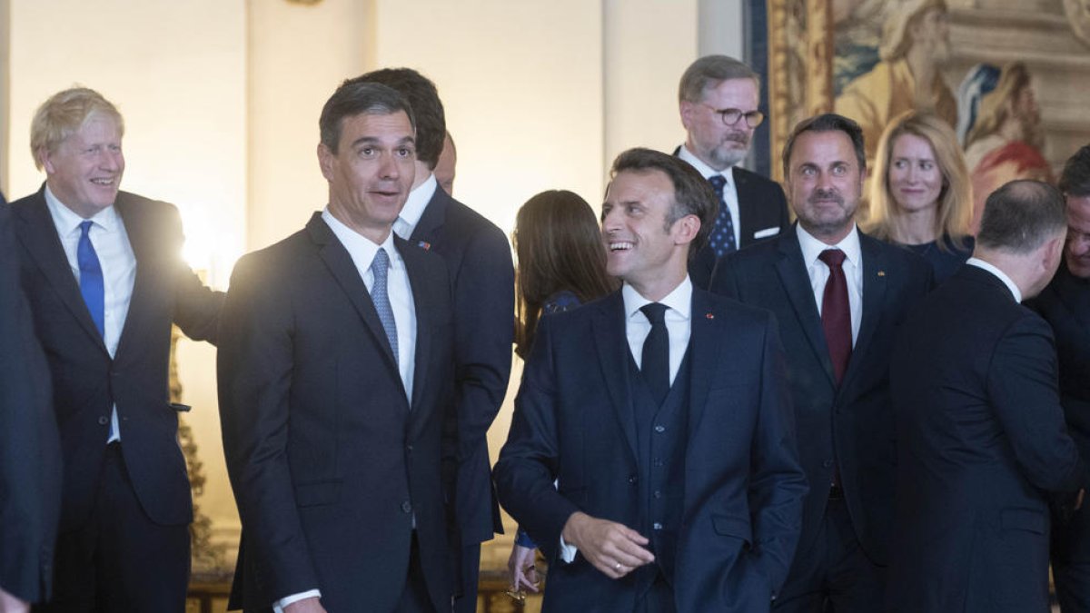 El president del Govern espanyol, Pedro Sánchez , i el president de França, Emmanuel Macron, conversen a la seua arribada ahir a la nit al sopar de Gala Real per als participants de la Cimera de l'OTAN.