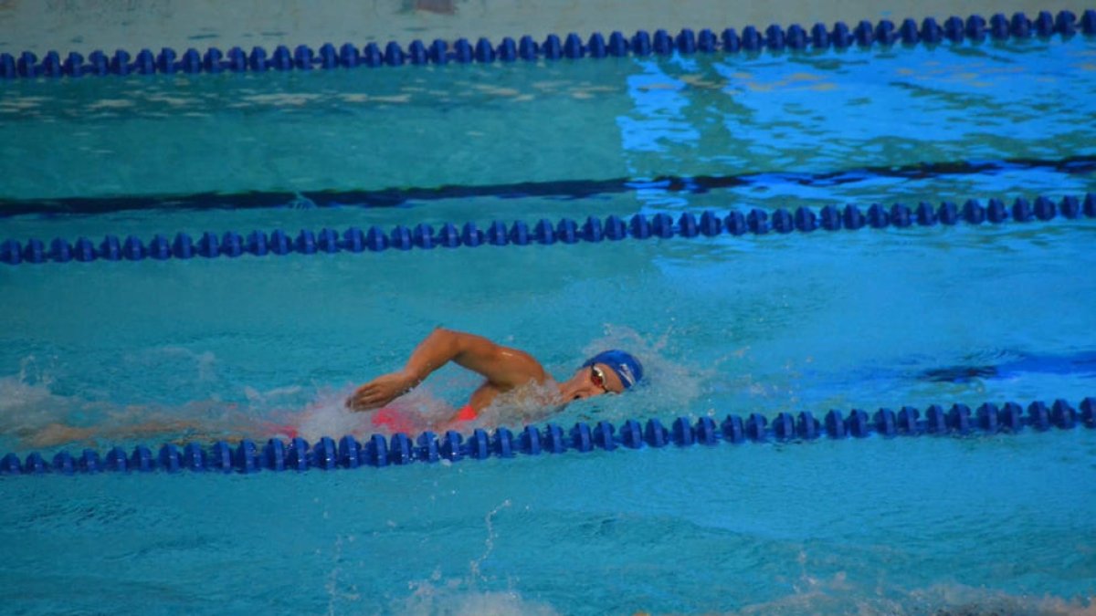 Emma Carrasco, nadando en el campeonato de España de 2021.