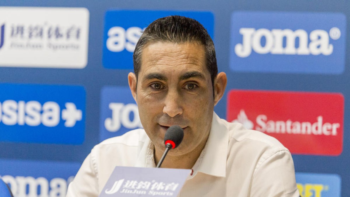 Escoda, en roda de premsa com a director esportiu del Lleida.