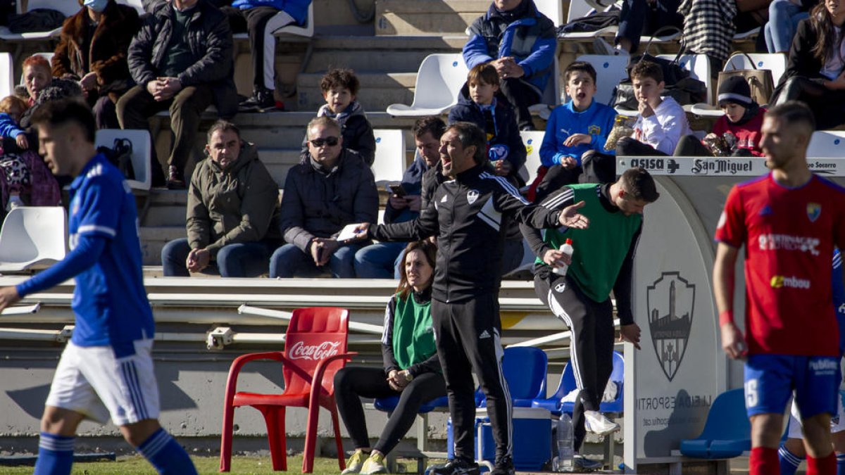 Toni Seligrat reclama por una acción durante el Lleida-Teruel del pasado domingo en el Camp d’Esports.