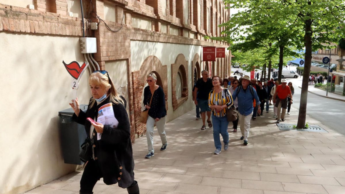 Una guía acompaña a un grupo de turistas alemanes que visitan Montserrat