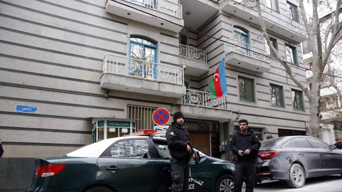 Policías iranís frente a la embajada azerí tras el ataque. 