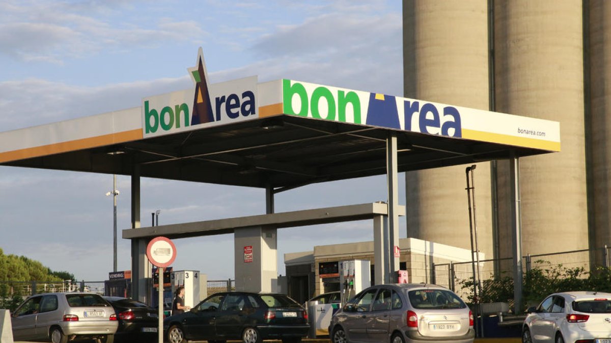 Una gasolinera bonÀrea en el polígono industrial El Segre de Lleida.