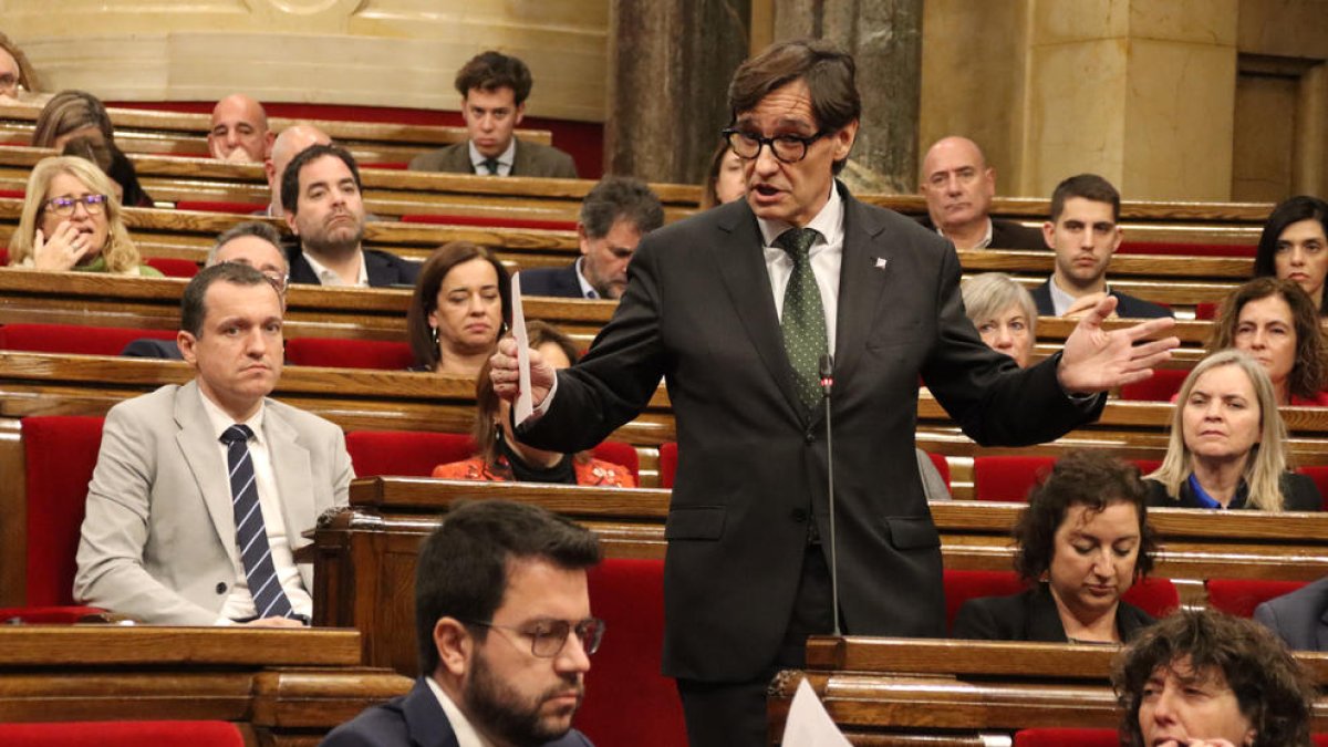 El líder del PSC, Salvador Illa, se dirige al president de la Generalitat, Pere Aragonès, en el Parlament.