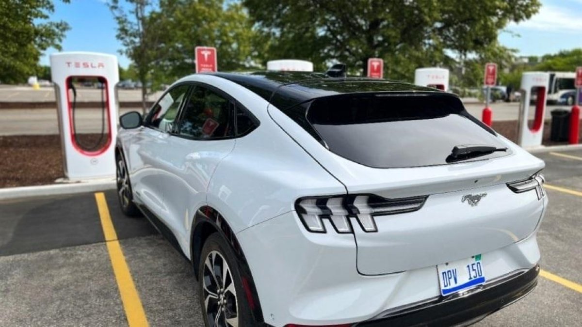 Un cotxe del grup Ford carregant en un dels supercarregadors de la xarxa de Tesla.