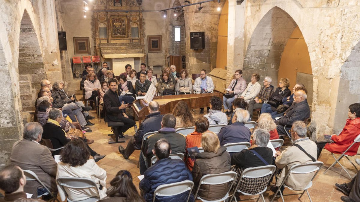 Roger Ïlla con su fortepiano ayer en la iglesia románica de Sant Joan Degollat.