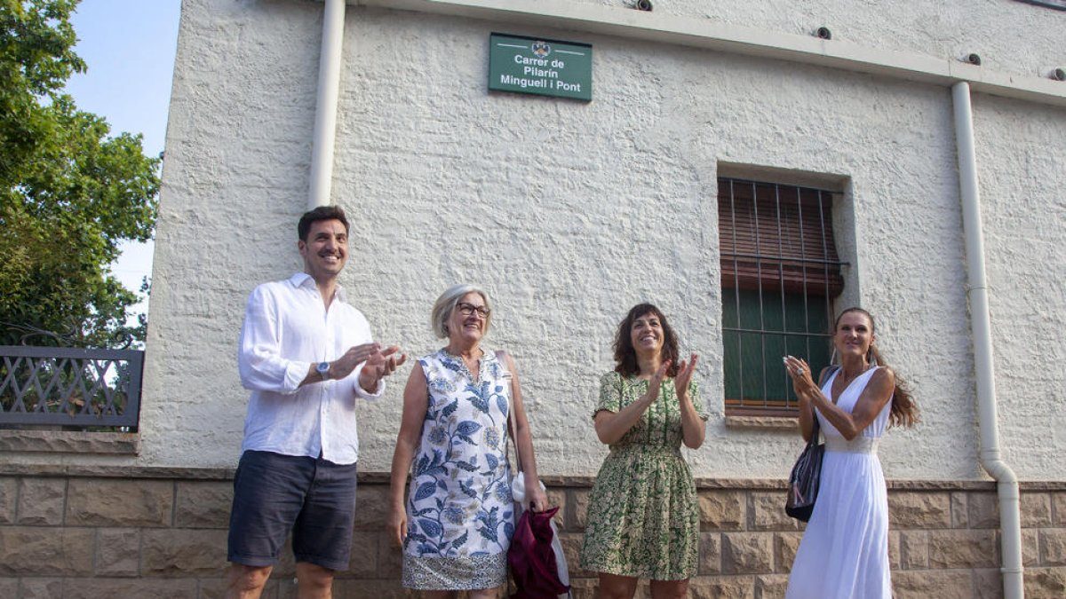 Familiares de Pilarín Minguell y la alcaldesa de Tàrrega en el descubrimiento de la placa de la calle .