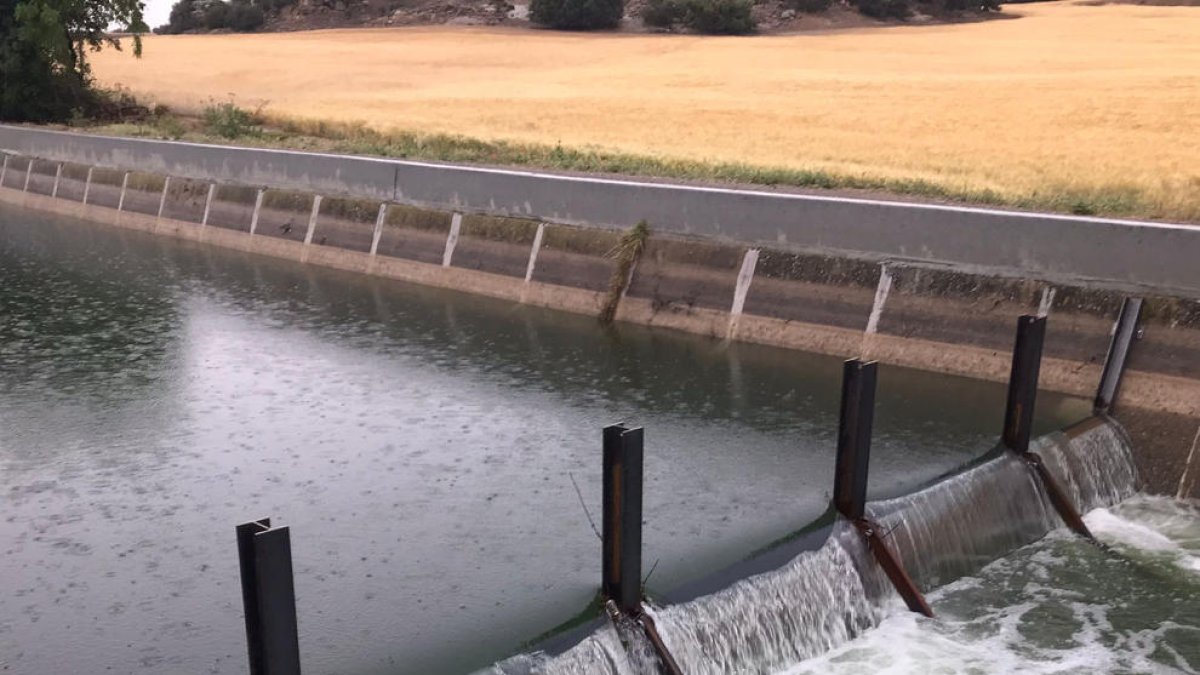 Uno de los cierres en el Principal para dar agua de boca a las poblaciones.