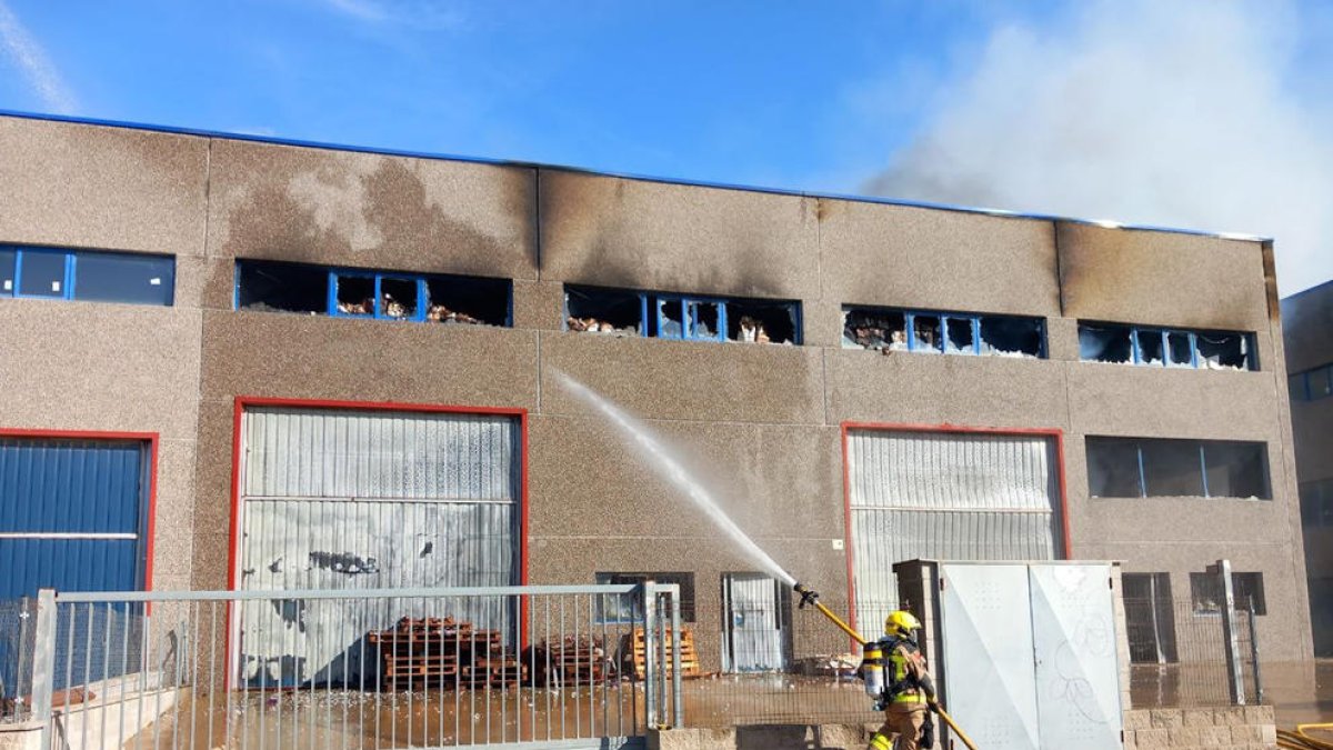 Incendi en una nau industrial a Cervera