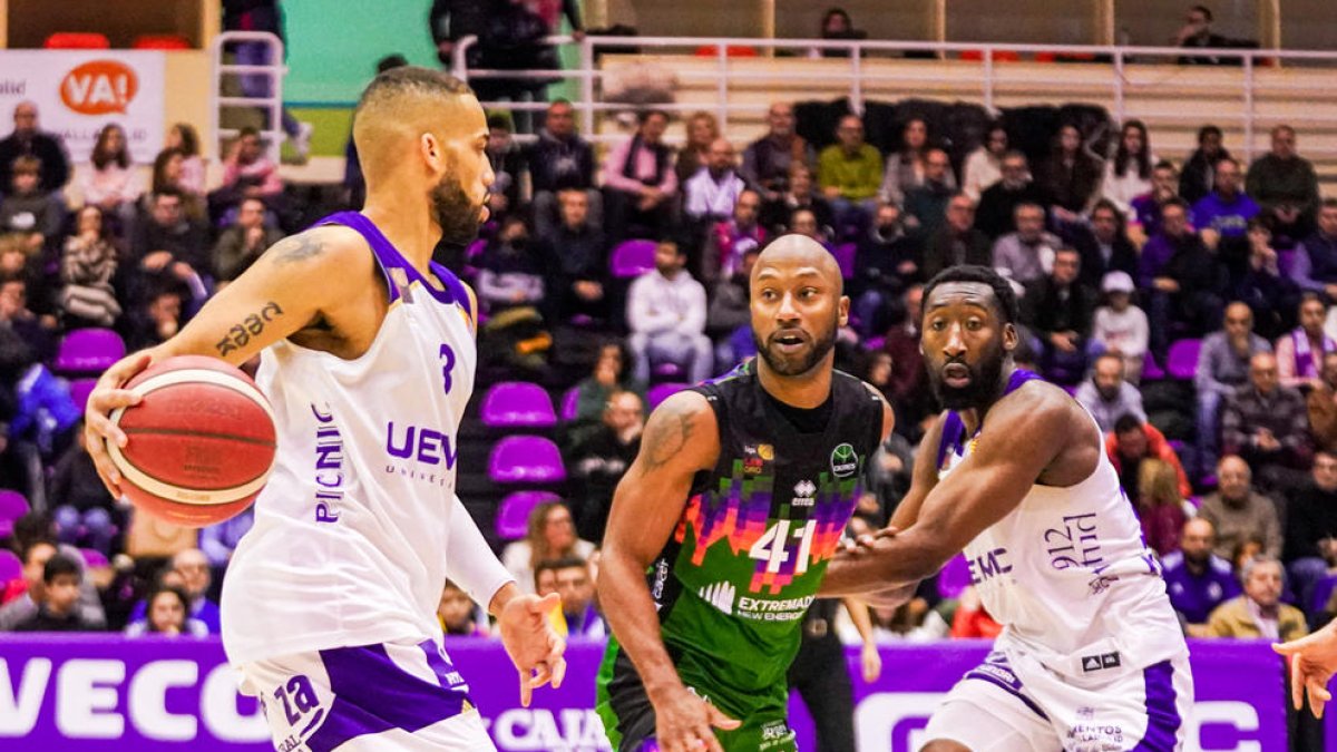 Kenny Hasbrouck, con el dorsal 41, en un partido del Cáceres.