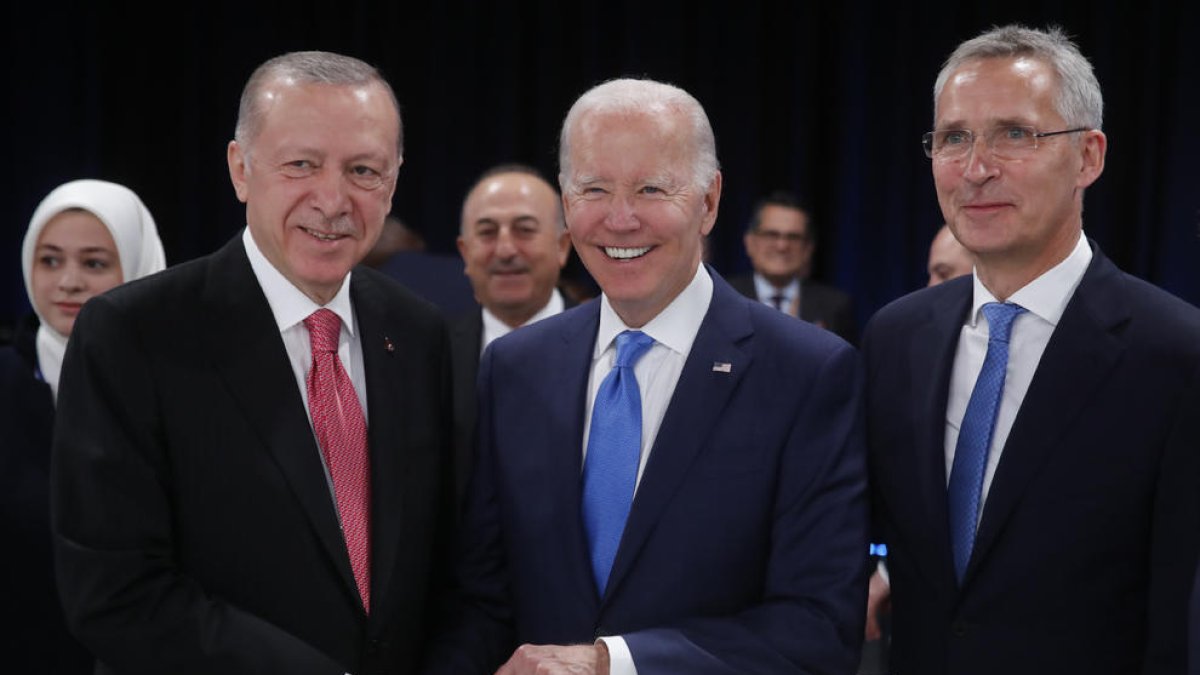 Biden saluda a Erdogan ante el secretario general de la OTAN, Jens Stoltenberg