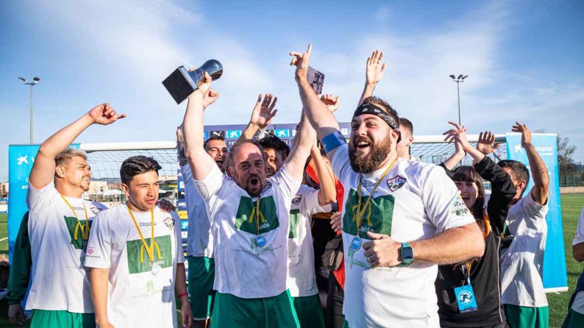 Los jugadores de la UE Balàfia Pibody, con el trofeo de campeones.