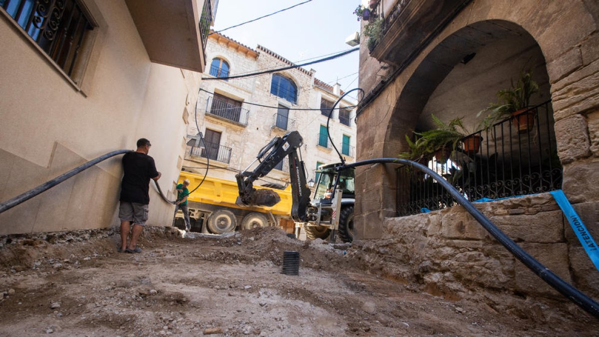 Las obras para renovar la red de agua y alcantarillado en la calle 11 de Setembre de Arbeca. 