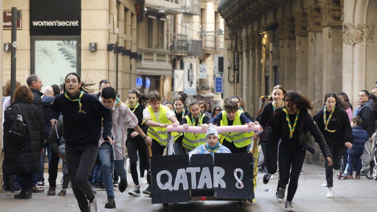 Una de les andròmines al seu pas per l’Eix Comercial en la tradicional cursa de llits.