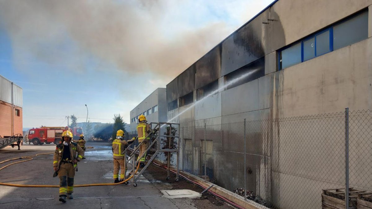 Efectivos de los Bomberos ayer, durante las tareas de extinción en el polígono de Cervera. 