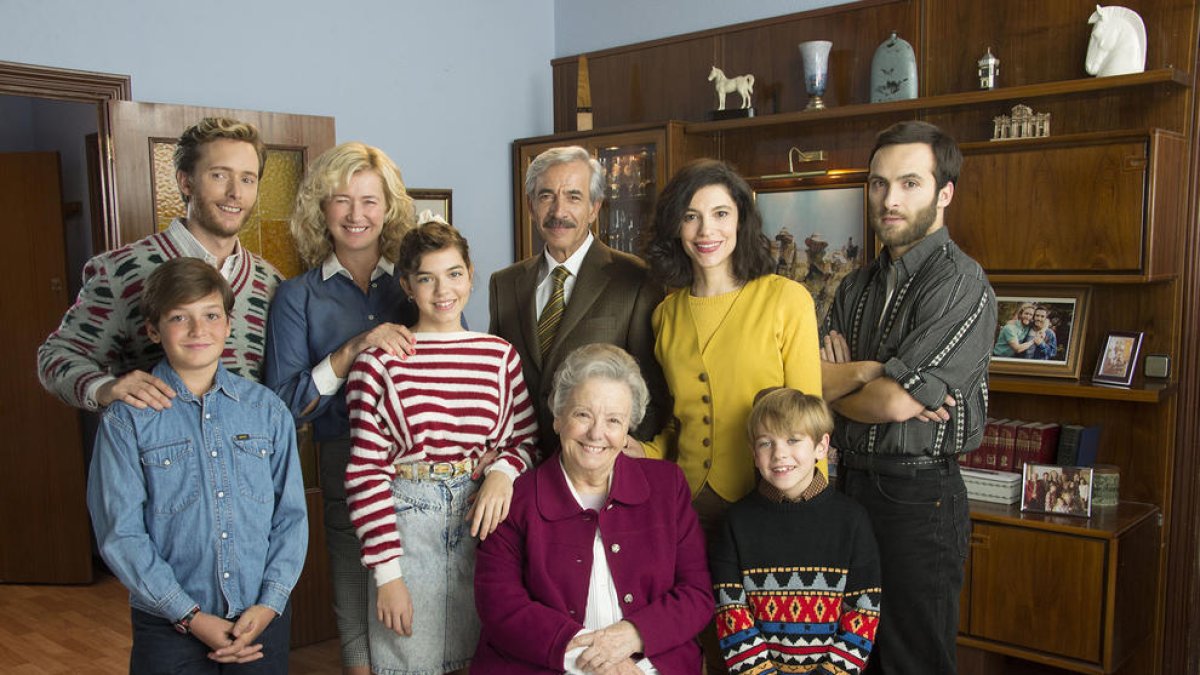 La familia Alcántara, protagonista de la serie, al completo.