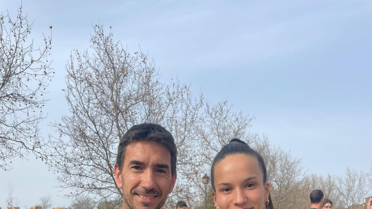 Berta Segura junto a su entrenador, Iván Espílez.