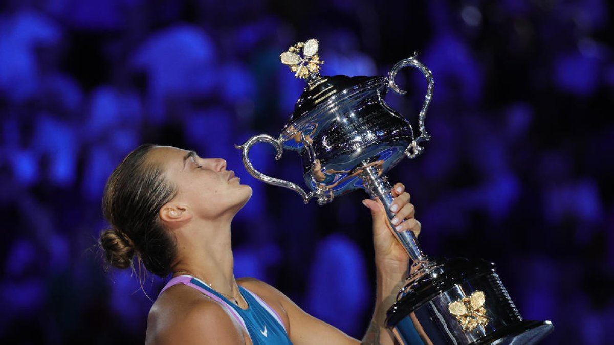 La bielorussa Aryna Sabalenka besa el trofeu.