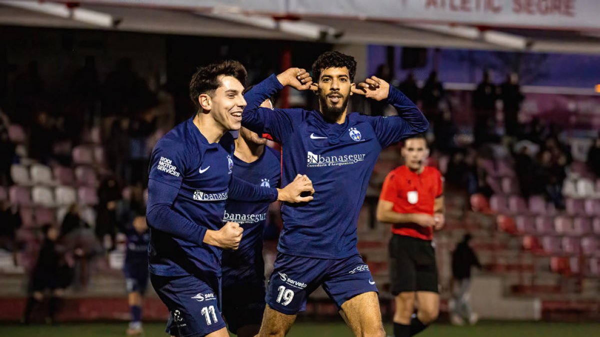 El davanter Youssef celebrant el gol de la victòria.