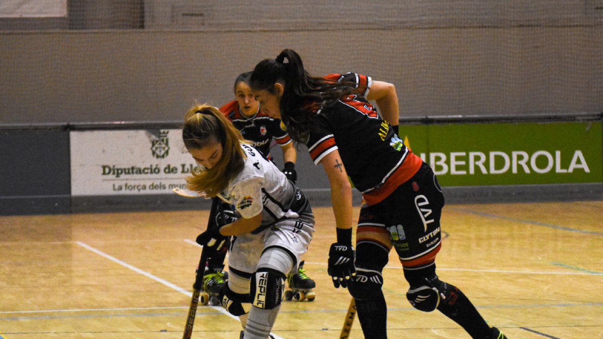 Arantxa González, jugadora de l’Alpicat, intenta superar l’asturiana Marta González.