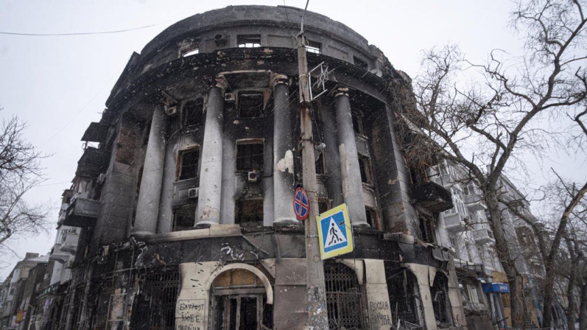 Imagen de un edificio bombardeado en Bajmut, zona donde se libran los combates más sangrientos.