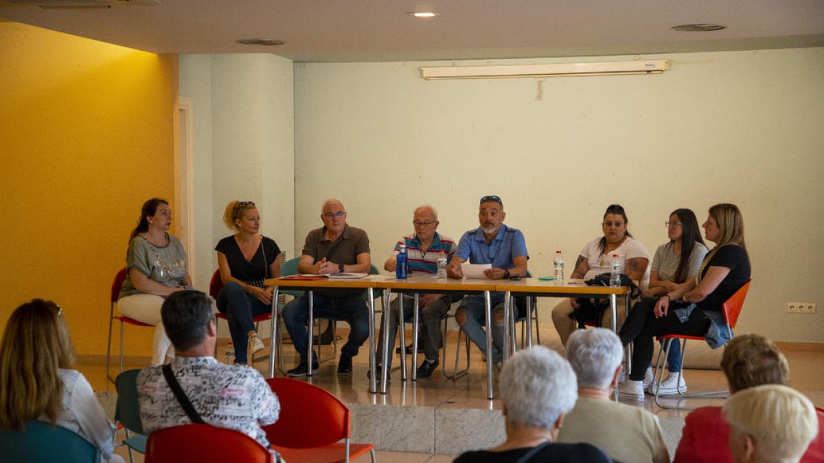 A l’assemblea veïnal van assistir unes 40 persones que van donar suport a Carreiro (al centre i de blau).