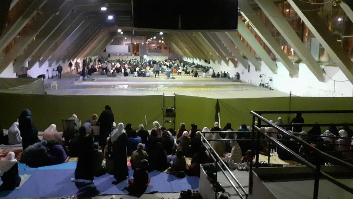 El Palau de Vidre ahir durant la pregària nocturna del ramadà, amb les dones allunyades dels homes